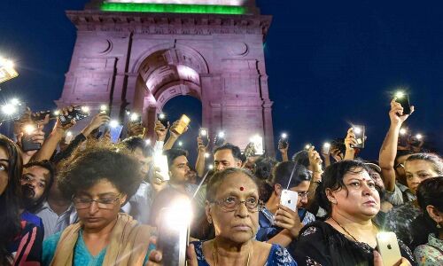 उन्नाव रेप पीड़िता को इंसाफ दिलाने के लिए इंडिया गेट पर प्रदर्शन, कहा- तुम अकेली नहीं हो