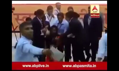 महिला ने मोदी पर उछाला जूता, बोली- मोदी जैसा भ्रष्ट कोई नहीं:देखें वीडियो महिला ने मोदी पर उछाला जूता, बोली- मोदी जैसा भ्रष्ट कोई नहीं:देखें वीडियो
