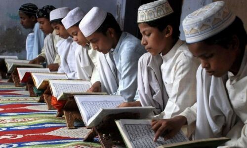 मदरसों में ड्रेस कोड : आज़म खान ने कहा योगी खुद जींस पहन लें, विवाद बढ़ने पर योगी सरकार ने लिया यू-टर्न!