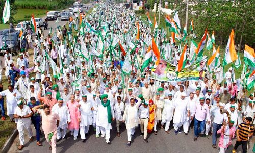 कृषि विधेयक: हरियाणा से दिल्ली आ रहे किसानों पर दागे गए आंसू गैस के गोले