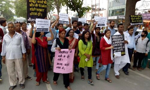 गोरखपुर बच्चों की हत्या: इलाहाबाद में मौन जुलूस, गोरखपुर में पुतला फूंका