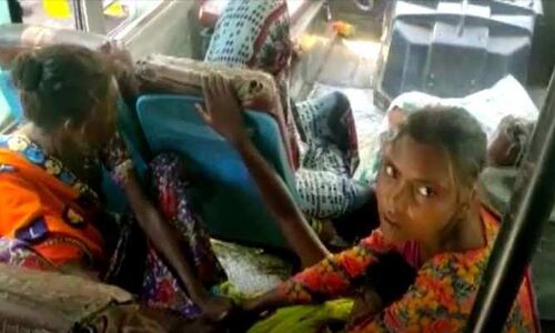 महोबा : सरकारी रोडवेज बस में महिला ने बच्चा जन्मा, सरकारी स्वास्थ्य दावों की खुली पोल महोबा : सरकारी रोडवेज बस में महिला ने बच्चा जन्मा, सरकारी स्वास्थ्य दावों की खुली पोल