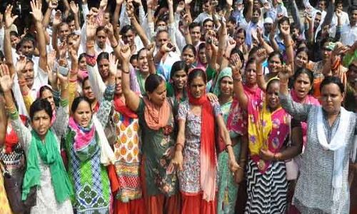 योगीराज: झटके में पौने 2 लाख शिक्षामित्र हुए बेरोज़गार: पढ़ें पूरी खबर