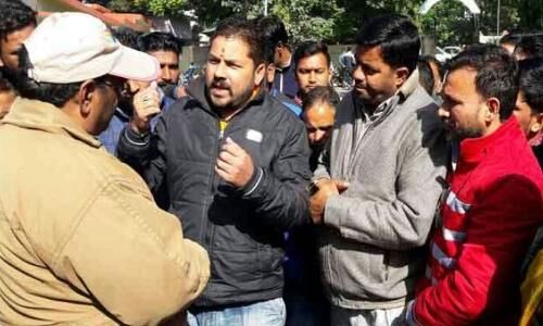 रामनगर डीएफओ कार्यालय पर  खनन कारोबारियों ने किया प्रदर्शन