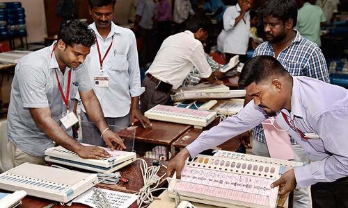 डीएम ने किया खुलासा: ईवीएम में निर्दलीय का बटन दबाने पर भाजपा  को मिल रहा था वोट!जानिए कहाँ का है  मामला