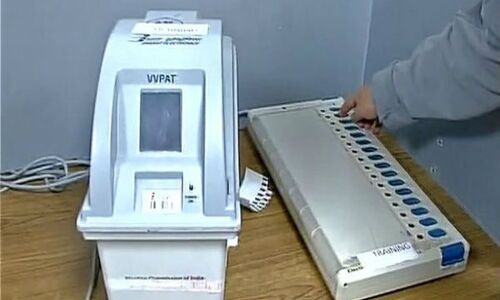 बड़ी खबर: कर्नाटक में मजदूरों के घर से मिली 8 VVPAT मशीनें, सियासत गरमाई