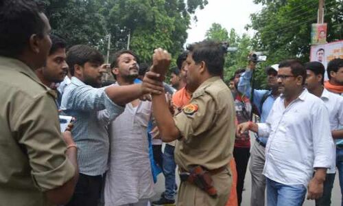 योगीराज: भाजपा कार्यकर्ताओं की गुंडई, सपा कार्यालय में घुसकर की तोड़फोड़: पढ़ें पूरी खबर