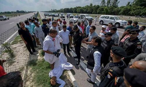 अखिलेश के काफिले के आगे हुआ भयानक हादसा,उसके बाद हुआ जो हुआ, लोग बोले अखिलेश, इसीलिए हैं सबसे विशेष