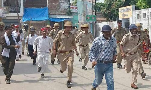 योगीराज: इटावा में भाजपाइयों की गुंडई के बाद  भाजपा और सपा समर्थकों के बीच हुआ खूनी संघर्ष, फेंके गए पत्थर तड़तड़ाई गोलियां!