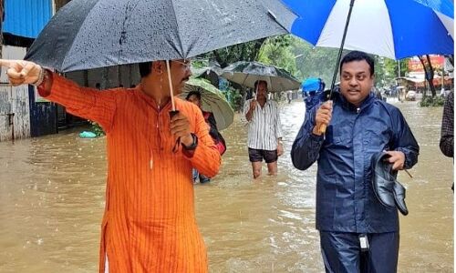 मुंबई: घुटने भर पानी में हाथों में जूता लिए BJP प्रवक्ता संबित पात्रा की तस्वीर वायरल, यूजर्स ने जम कर लिए मज़े