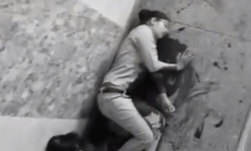 योगी राज: ग्रेटर नोएडा में सनकी आशिक ने युवती की चाकू घोंपकर की हत्या, दर्शक बानी जनता बनाती रही वीडियो योगी राज: ग्रेटर नोएडा में सनकी आशिक ने युवती की चाकू घोंपकर की हत्या, दर्शक बानी जनता बनाती रही वीडियो