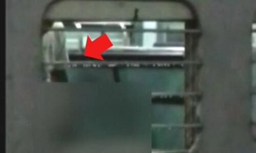 OMG: ट्रेन के अंदर लड़की को देख की गंदी हरकत: जानिए फिर क्या हुआ