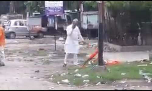 VIDEO: गुजरात BJP का प्रचंड राष्ट्रवादी नेता कर रहा था भारत माता का चीरहरण, सड़क किनारे फेंक रहा था तिरंगा, दलाल मिडिया को सूंघ गया सांप VIDEO: गुजरात BJP का प्रचंड राष्ट्रवादी नेता कर रहा था भारत माता का चीरहरण, सड़क किनारे फेंक रहा था तिरंगा, दलाल मिडिया को सूंघ गया सांप