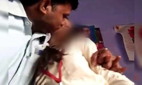 योगीराज: आगरा में प्रिंसिपल ने छात्रा को ऑफिस में बुलाकर की अश्लील हरकत, वीडियो वायरल