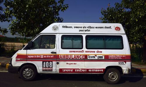 योगी राज: सरकारी एंबुलेंस का दुरुपयोग, ड्राइवर ने एंबुलेंस को सवारी गाड़ी में किया तब्दील