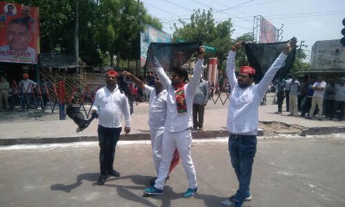 लखनऊ के बाद कानपुर में भी समाजवादी छात्र सभा ने  सीएम योगी का किया विरोध, दिखाए काले झंडे