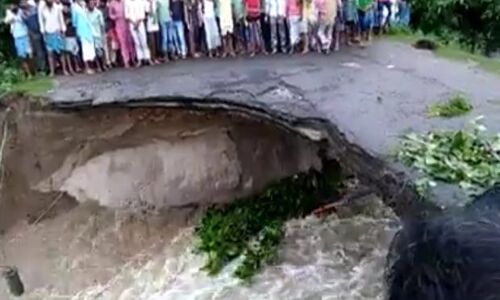 बिहार :बाढ़ का ये दर्दनाक वीडियो देखकर आप रो देंगे, पलक झपकते गायब हो गए तीन लोग।