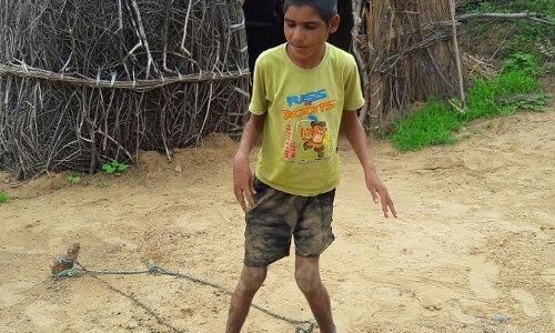 राजस्थान: पिछले 12 सालों से जंजीरों में बंधा है ये लड़का, वजह आपको भावुक कर देगी! राजस्थान: पिछले 12 सालों से जंजीरों में बंधा है ये लड़का, वजह आपको भावुक कर देगी!