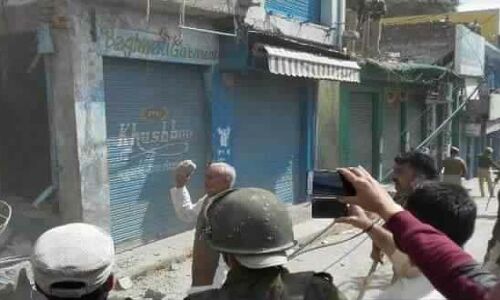 बड़ी खबर: भाजपा का फर्जी राष्ट्रवादी नेता भारतीय सेना पर पत्थरबाजी करता पकड़ा गया