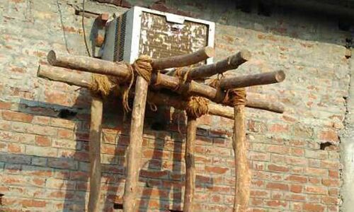 योगीराज: शहीद प्रेमसागर का अपमान, मुख्यमंत्री के जाते ही शहीद के घर से उठा ले गए एसी और कालीन