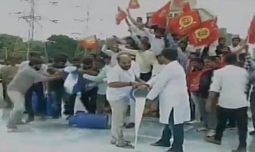 वीडियो: पीएम मोदी के गढ़ में किसानों ने भरी हुंकार, मध्यप्रदेश, महाराष्ट्र के बाद अब गुजरात में सड़को पर उतरे उतरे किसान