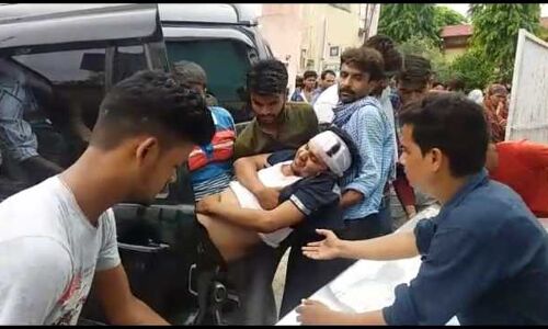 योगीराज: भाजपा नेताओं की गुंडई, गाड़ी हटाने को बोला तो पहुंचा दिया अस्पताल: देखें VIDEO