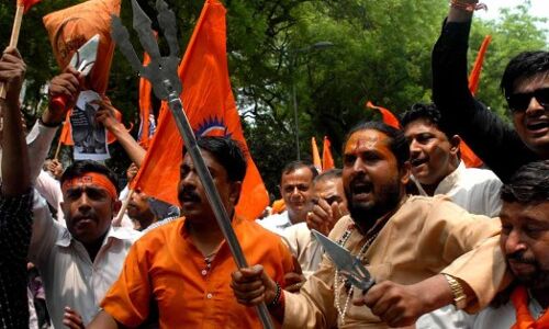 VIDEO: जबरन दुकानें बंद करवा रहे थे भगवाधारी, जनता ने पुलिसवालों के सामने दौड़ा कर मारा: जानिए फिर क्या हुआ