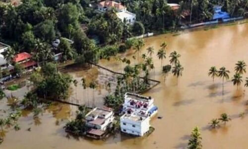 केरल: बारिश और बाढ़ से भीषण तबाही, अब तक 29 की मौत, सेना और नौसेना की टीमें राहत-बचाव के काम में जुटीं केरल: बारिश और बाढ़ से भीषण तबाही, अब तक 29 की मौत, सेना और नौसेना की टीमें राहत-बचाव के काम में जुटीं