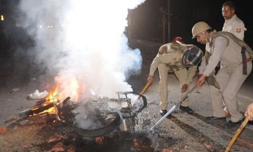 योगीराज में बेलगाम  हिंदू संगठनों ने किया पुलिस पर हमला, थाने में की तोड़फोड