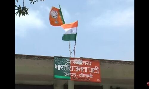 भाजपाइयों का फ़र्ज़ी राष्ट्रवाद, तिरंगे का किया अपमान, राष्ट्रीय ध्वज से ऊंचा फहराया पार्टी का झण्डा!