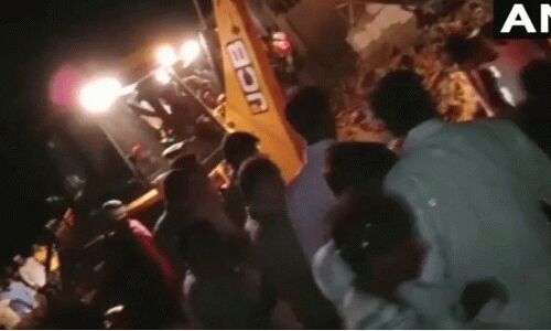 अभी-अभी: लखीमपुर खीरी में आंधी-तूफान से गिरी मस्जिद की मीनार, 4 लोगों की मौत, 5 घायल अभी-अभी: लखीमपुर खीरी में आंधी-तूफान से गिरी मस्जिद की मीनार, 4 लोगों की मौत, 5 घायल