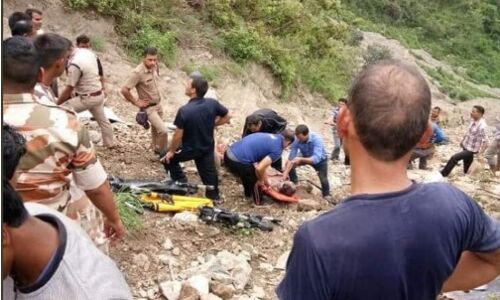 उत्तराखंड: गहरे खाई में गिरी बस, 14 लोगों की मौत, 17 घायल
