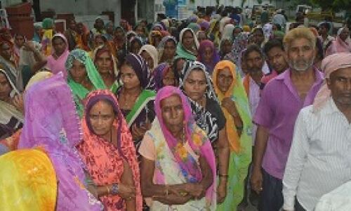 योगीराज: देवरिया में  पूर्व प्रधान को जेल भेजने के विरोध में ग्रामीणों ने घेरा एसपी आवास:pअधें पूरी खबर