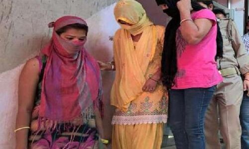योगीराज: देवरिया में रंगरेलियां मनाते तीन जोड़े रंगे हाथों गिरफ्तार: पढ़ें पूरी खबर