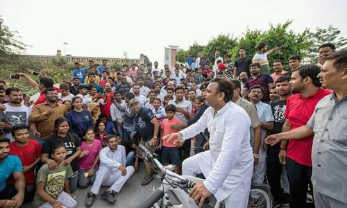 लखनऊ: अपने ही बनाये पार्क में मॉर्निंग वॉक पर निकले अखिलेश, अपने बीच पाकर गदगद हुई जनता, भाजपा में मची अफरातफरी लखनऊ: अपने ही बनाये पार्क में मॉर्निंग वॉक पर निकले अखिलेश, अपने बीच पाकर गदगद हुई जनता, भाजपा में मची अफरातफरी