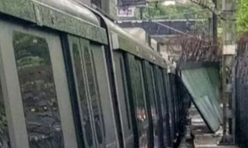 दिल्ली: बारिश के बाद लाजपत नगर के पास मेट्रो पर गिरी रेलिंग, वायलट लाइन पर सेवाएं बाधित