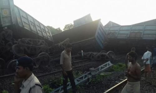चंदौली में भीषण हादसा मालगाड़ी के 14 डिब्बे पटरी से उतरे, बचाव कार्य जारी!