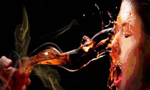 योगीराज: देवरिया में एसपी आवास के समीप युवती पर फेंका तेजाब ! जानिए फिर क्या हुआ योगीराज: देवरिया में एसपी आवास के समीप युवती पर फेंका तेजाब ! जानिए फिर क्या हुआ