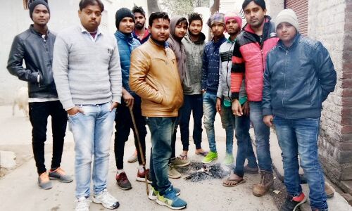 देवरिया में नरेंद्र मोदी व देवेंद्र फडणवीस के पुतले फूंके गए