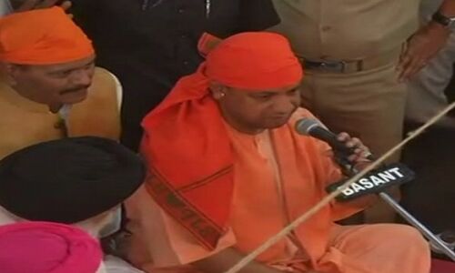 बैसाखी के मौके पर योगी ने गुरुद्वारे में टेका मत्था