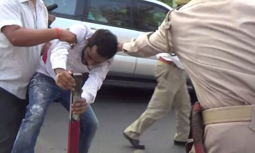 समाजवादी छात्रसभा ने सीएम योगी का काफिला रोक, दिखाए काले झंडे, तेज़ी वायरल हो रहा वीडियो देखें