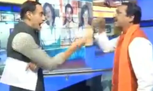 लाइव शो से  हिंदू युवा वाहिनी के नेता को एंकर ने धक्का देकर शो से किया बाहर
