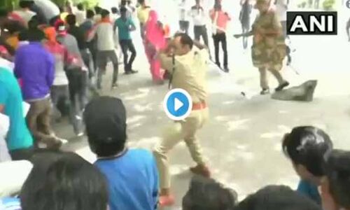 अभीअभी: अलीगढ़ में दंगा भड़काने की कोशिश कर रहे हिन्दु जागरण मंच के सदस्यों पर पुलिस ने भांजी लाठियां, भाग उठे दंगाई, देखें वीडियो अभीअभी: अलीगढ़ में दंगा भड़काने की कोशिश कर रहे हिन्दु जागरण मंच के सदस्यों पर पुलिस ने भांजी लाठियां, भाग उठे दंगाई, देखें वीडियो