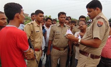 कुशीनगर: हिन्दु युवा वाहिनी की गुंडई, गो-मांस के आरोप में ट्रक ड्राइवर को जबरन रोका, पुलिस ने दी क्लीन चिट कुशीनगर: हिन्दु युवा वाहिनी की गुंडई, गो-मांस के आरोप में ट्रक ड्राइवर को जबरन रोका, पुलिस ने दी क्लीन चिट