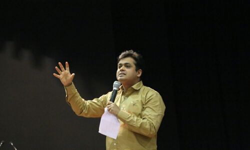 अभिसार शर्मा ने भक्तों पर बोला धावा, कहा- भक्त मिर्ची और BURNOL खाते हैं। भक्तों में मचा हाहाकार