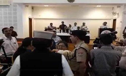 VIDEO: महिला टीचर ने भरी सभा CM त्रिवेंद्र सिंह रावत को क्यूँ कहा चोर-उचक्का? प्रशासन के फूले हाथ पैर