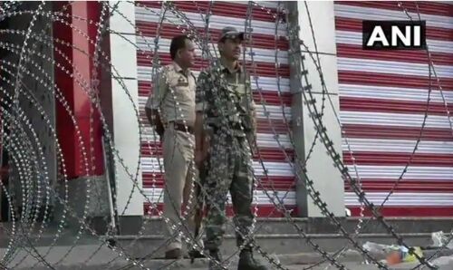 कश्मीर में 500 से ज्यादा राजनीतिक कार्यकर्ताओं और नेताओं को हिरासत में लिया गया