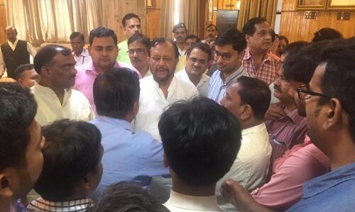 योगीराज:विधानसभा कैंटीन में पत्रकारों को धक्के मारकर भगाया! पढ़िए क्या है पूरा मामला