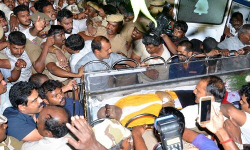 बड़ी खबर: मरीना बीच पर ही होगा एम. करुणानिधि का अंतिम संस्कार, मद्रास हाईकोर्ट ने दी इजाजत