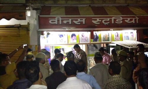योगीराज: गोलियों की ताड़तादाहट दहल उठा देवरिया 20 मिनट के अंतराल 2 स्थानों पर तड़तड़ाईं गोलियां,फोटो स्‍टूडियो मालिक की मौत, एक की हालत गंभीर